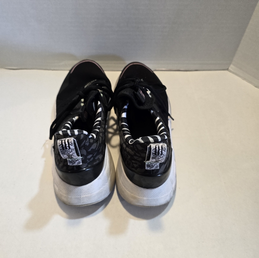 Running shoes‎